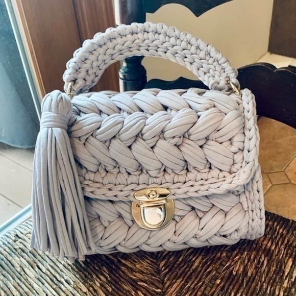✨🧶Chunky Knit Light Lavender Satchel w Fringe Tassel and Crossbody Gold Chain✨ - Picture 2 of 9